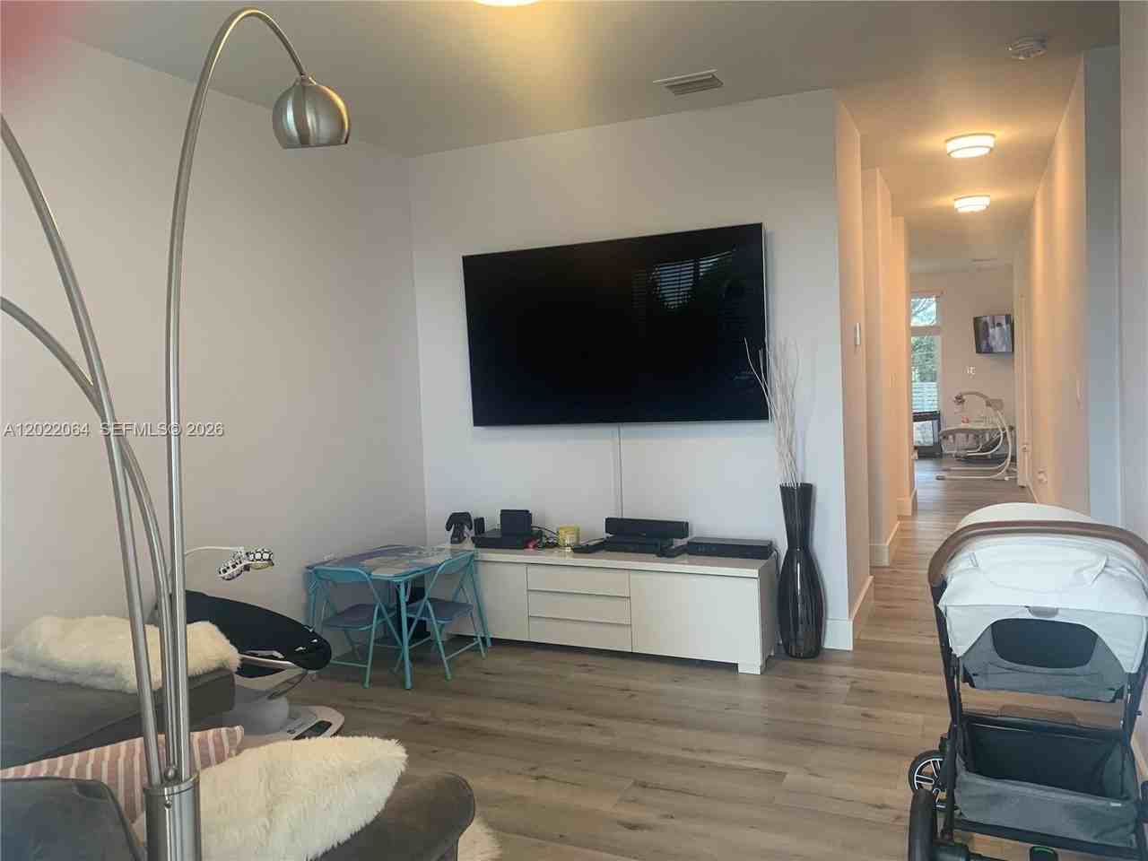 810 E 32nd St #810 - Photo 4 of 16