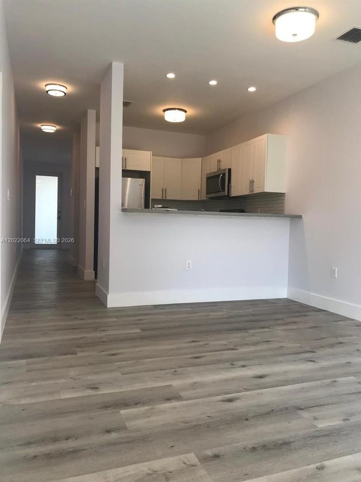 810 E 32nd St #810 - Photo 5 of 16