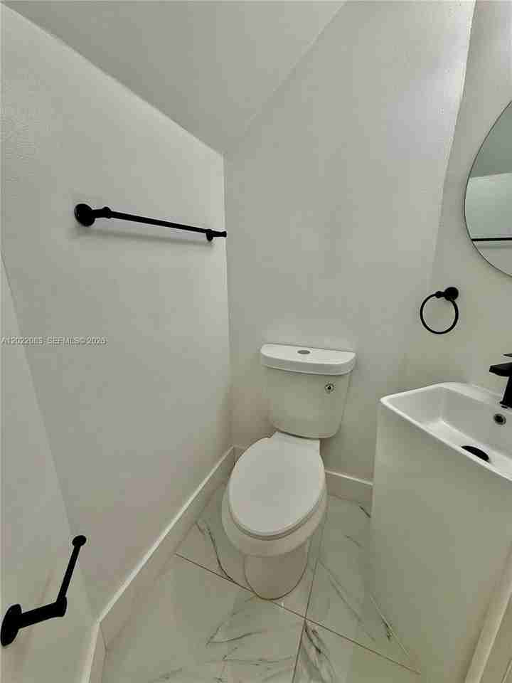2652 Sw 34th Ave #REAR - Photo 5 of 12