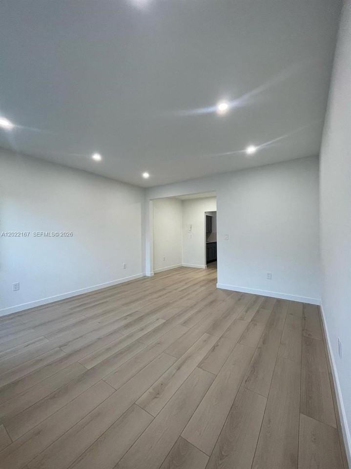 544 Michigan Ave #10 - Photo 2 of 11