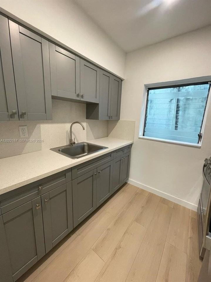 544 Michigan Ave #10 - Photo 7 of 11