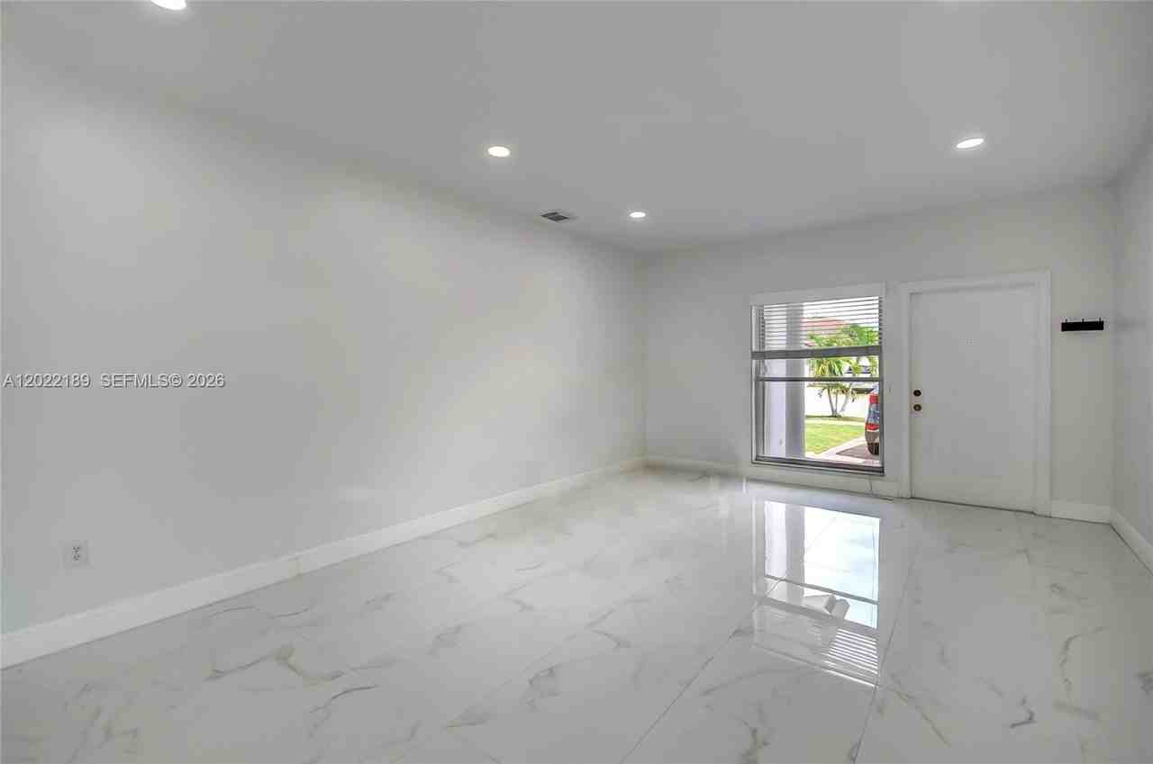 15548 Sw 19th Ln #15548 - Photo 5 of 26