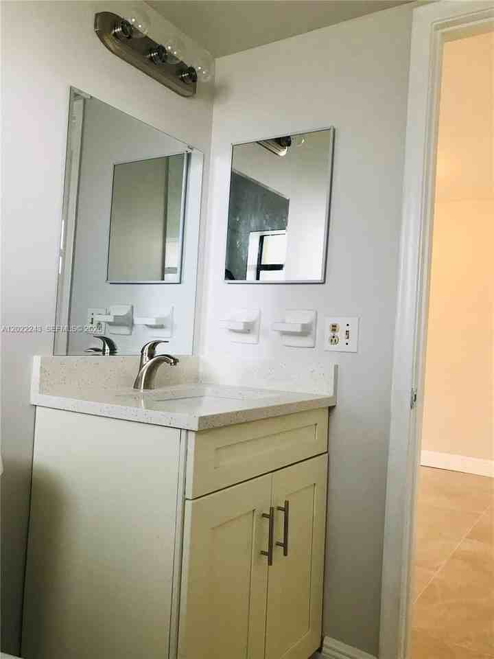 565 Nw 100th Pl #203 - Photo 5 of 10