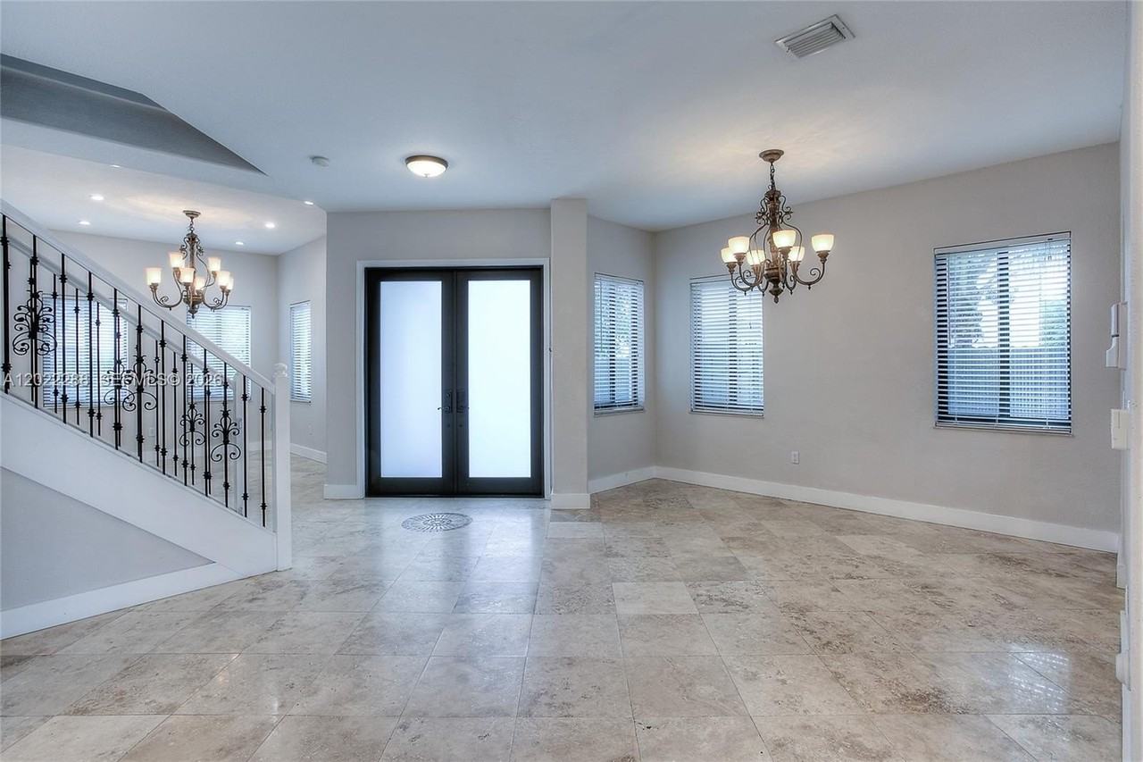 18355 Nw 89th Ave - Photo 2 of 22