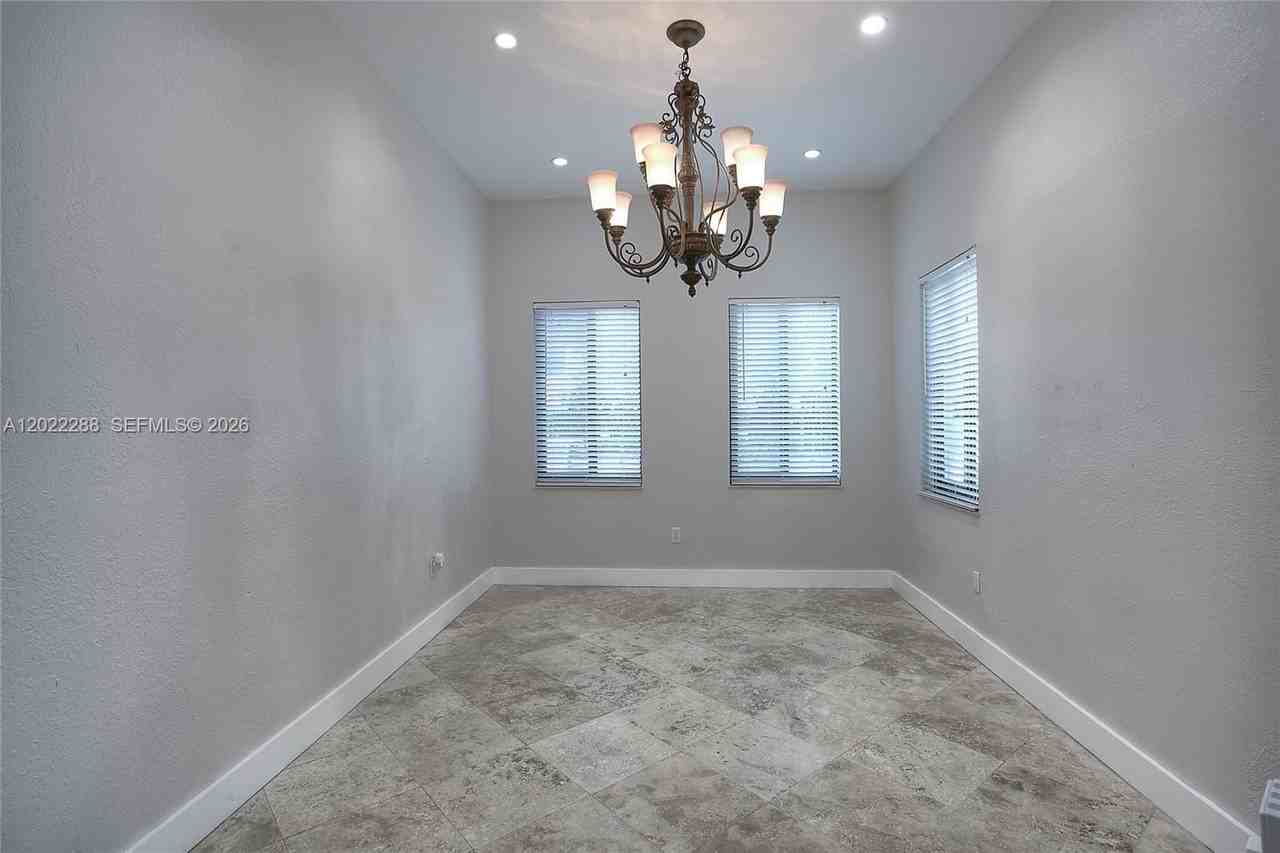 18355 Nw 89th Ave - Photo 3 of 22