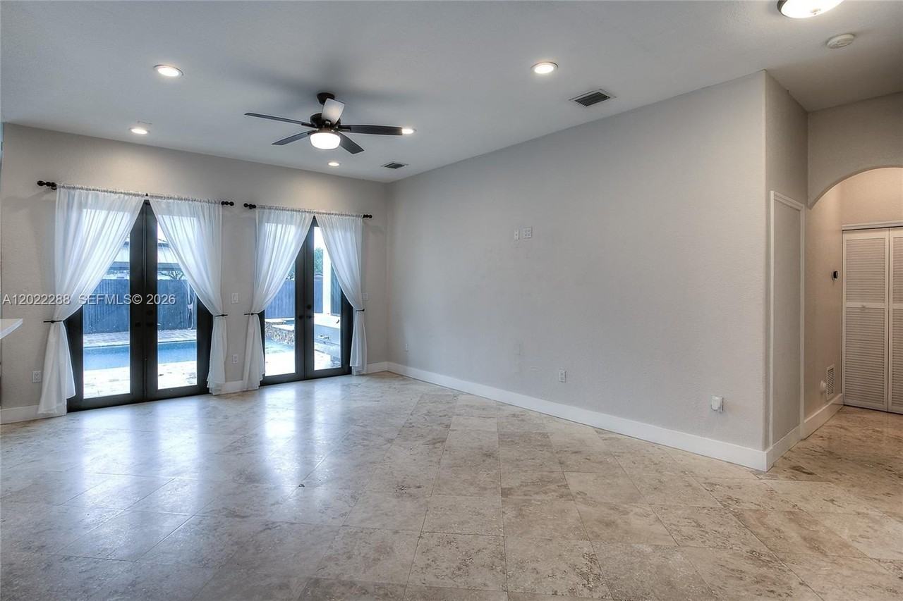 18355 Nw 89th Ave - Photo 4 of 22