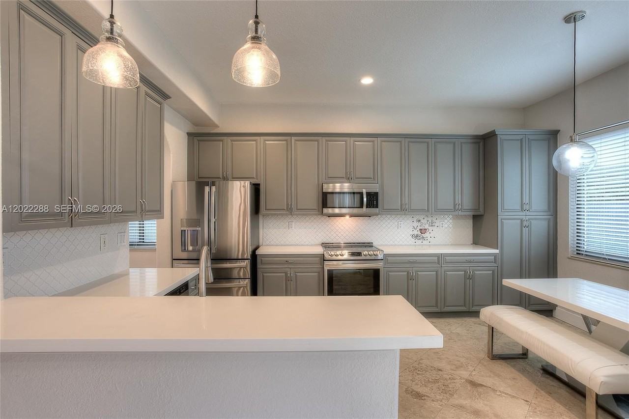 18355 Nw 89th Ave - Photo 5 of 22