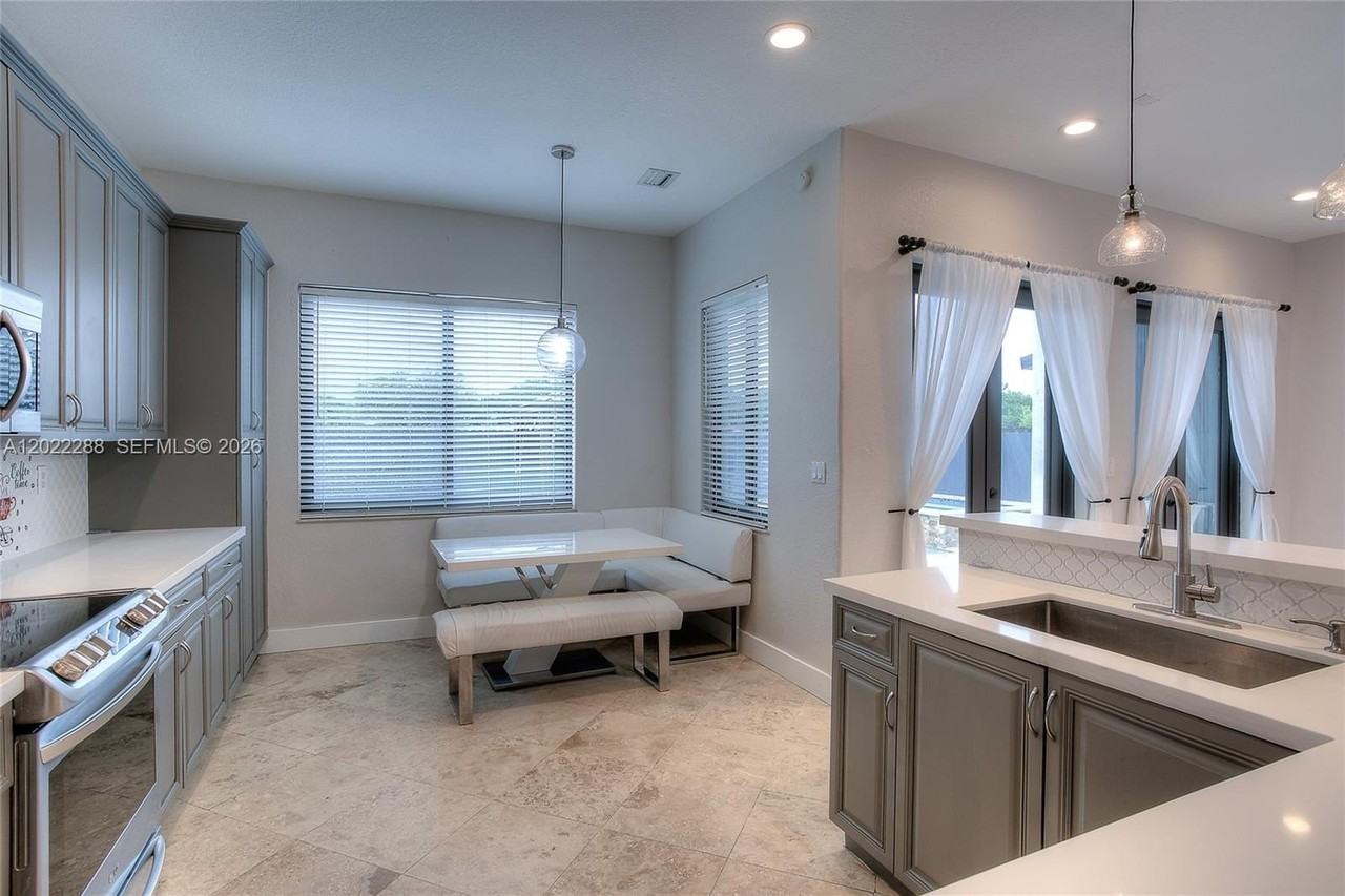 18355 Nw 89th Ave - Photo 6 of 22