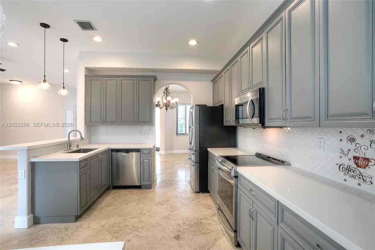 18355 Nw 89th Ave - Photo 7 of 22