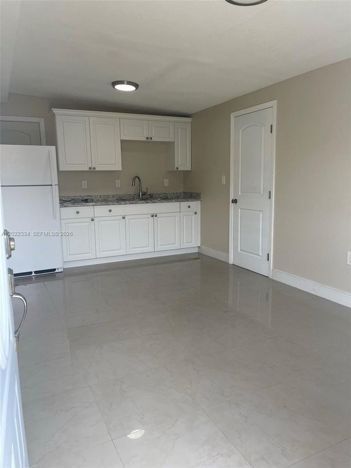 4617 Navarre Ave #B - Photo 3 of 9