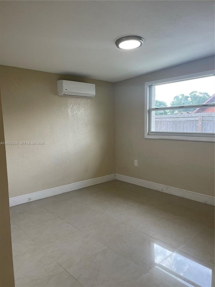 4617 Navarre Ave #B - Photo 5 of 9