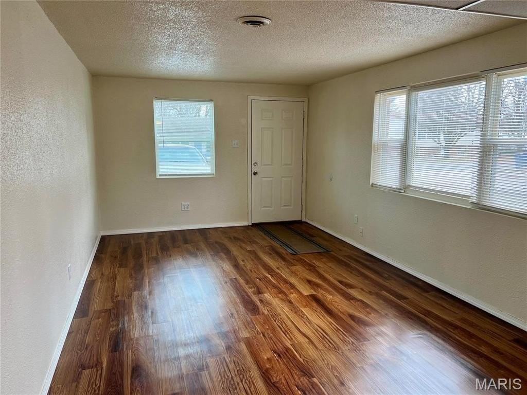 420 Winona St - Photo 3 of 7