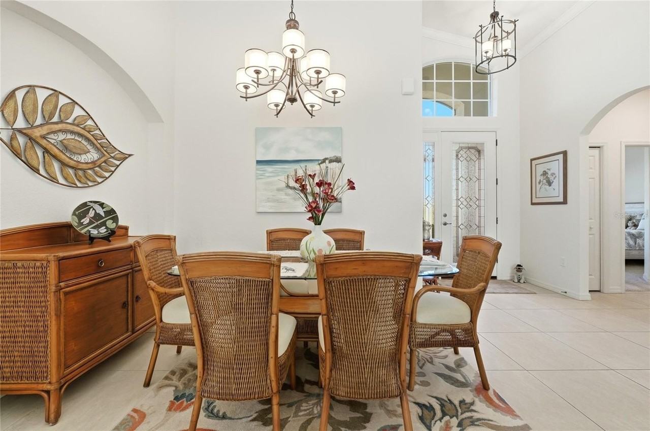 1033 Sawgrass Dr - Photo 4 of 50