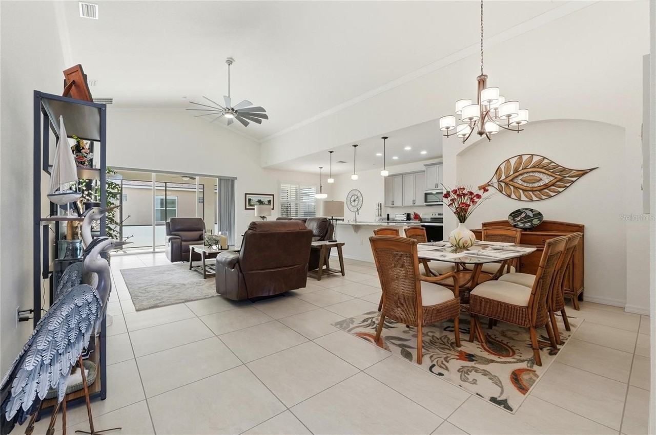 1033 Sawgrass Dr - Photo 5 of 50