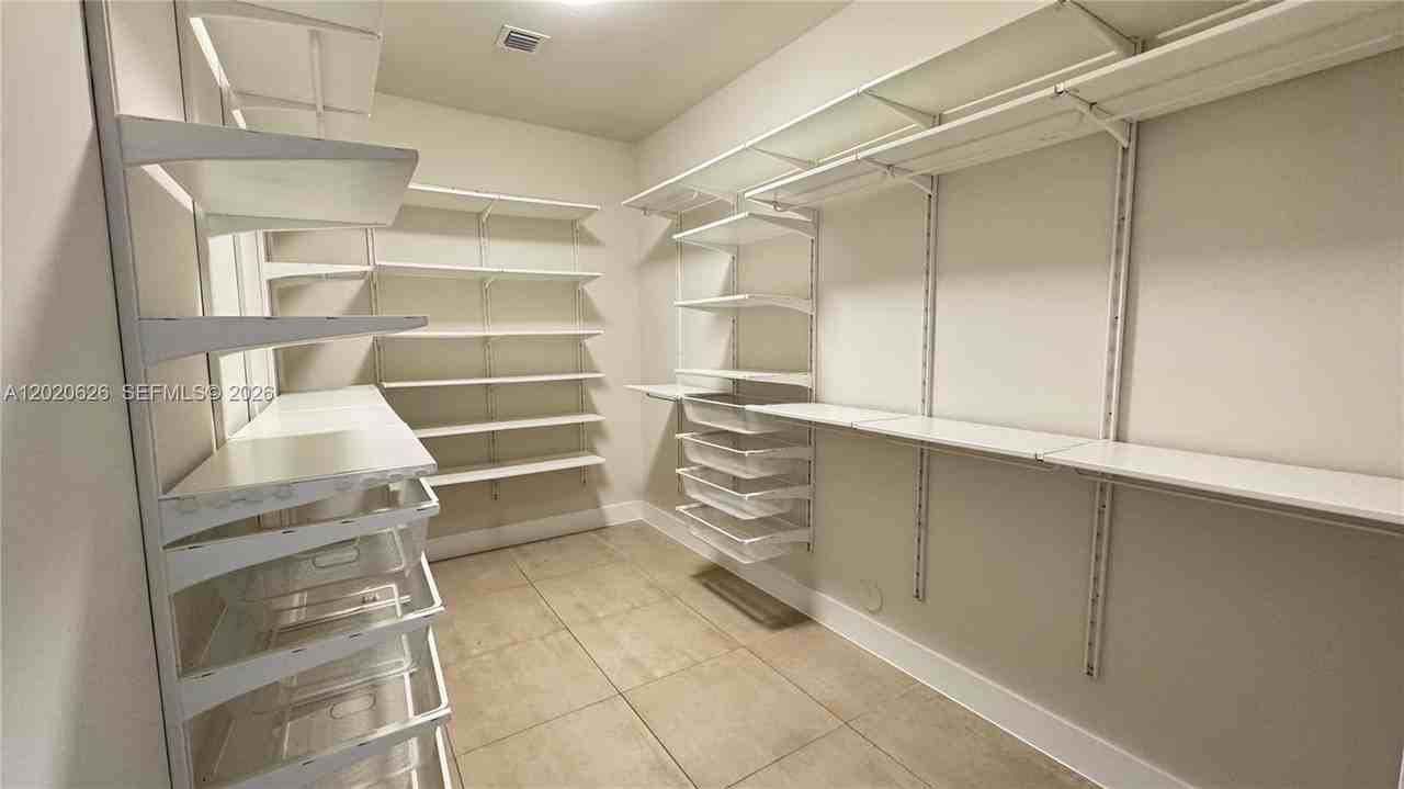 7701 Sw 95th Ter - Photo 4 of 8