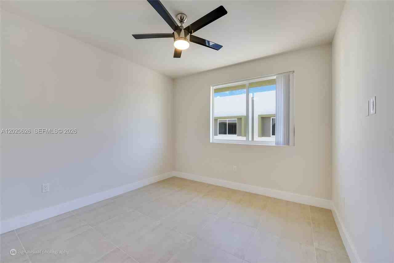 7701 Sw 95th Ter - Photo 5 of 8