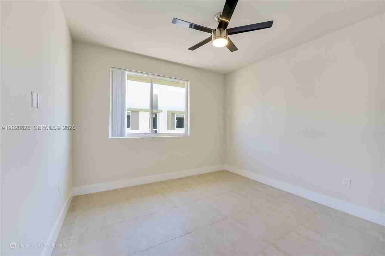 7701 Sw 95th Ter - Photo 7 of 8
