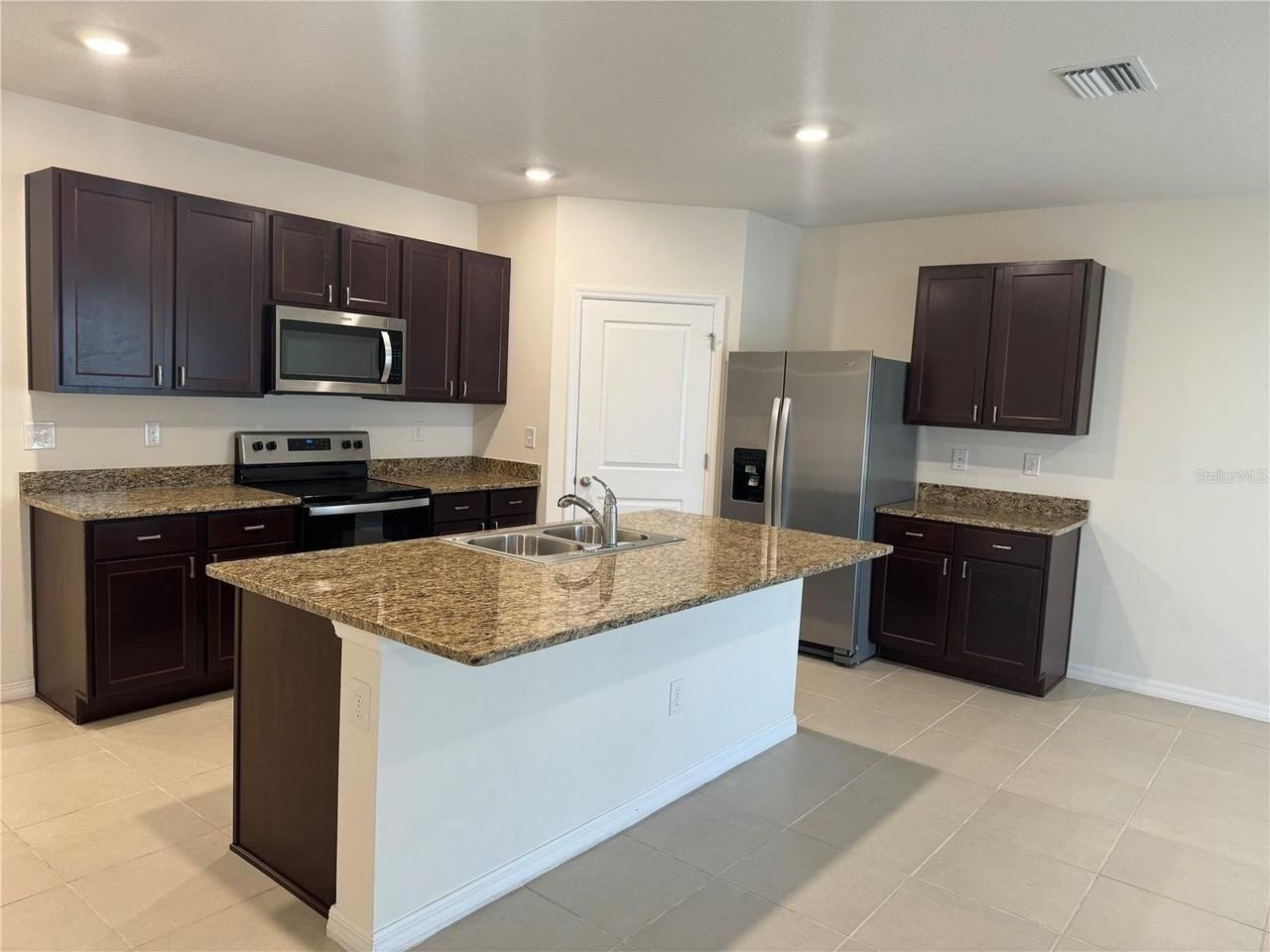 2442 Knight Island Dr - Photo 2 of 13