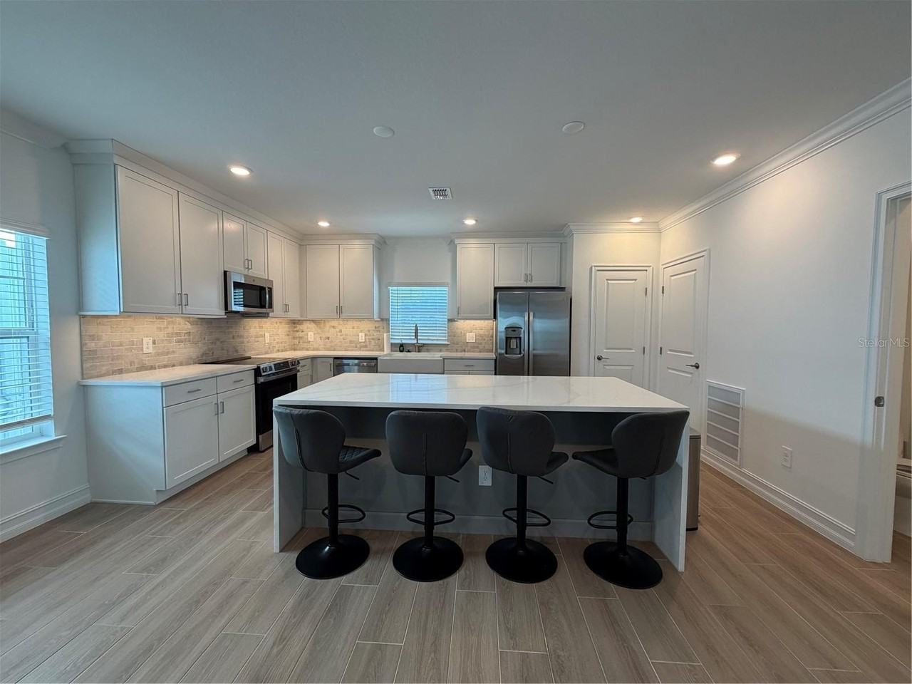 1523 W Chestnut St - Photo 2 of 20