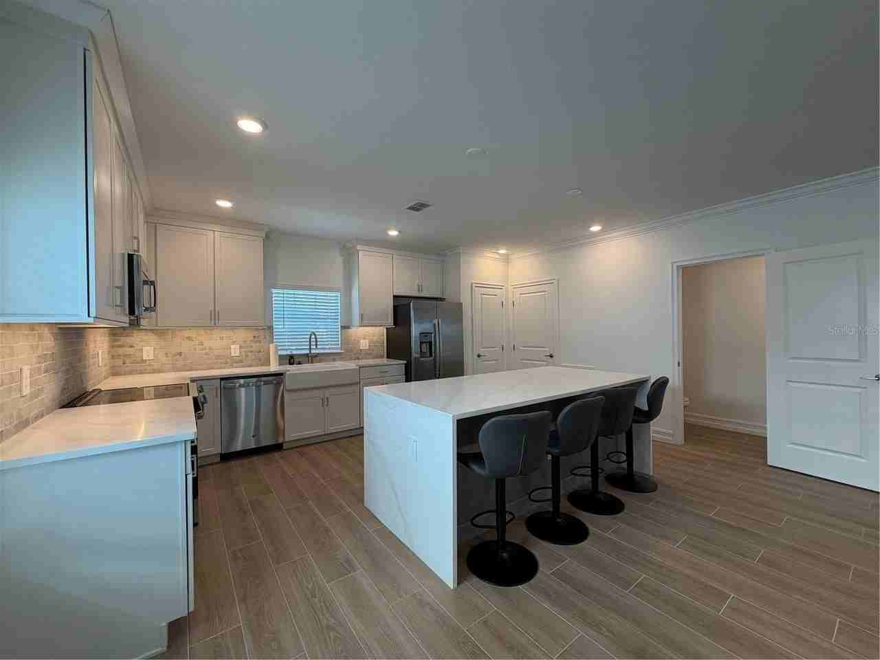1523 W Chestnut St - Photo 3 of 20