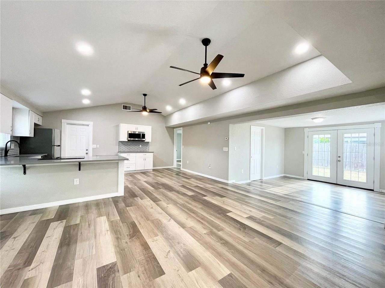 11241 Yewtree Ave - Photo 4 of 34