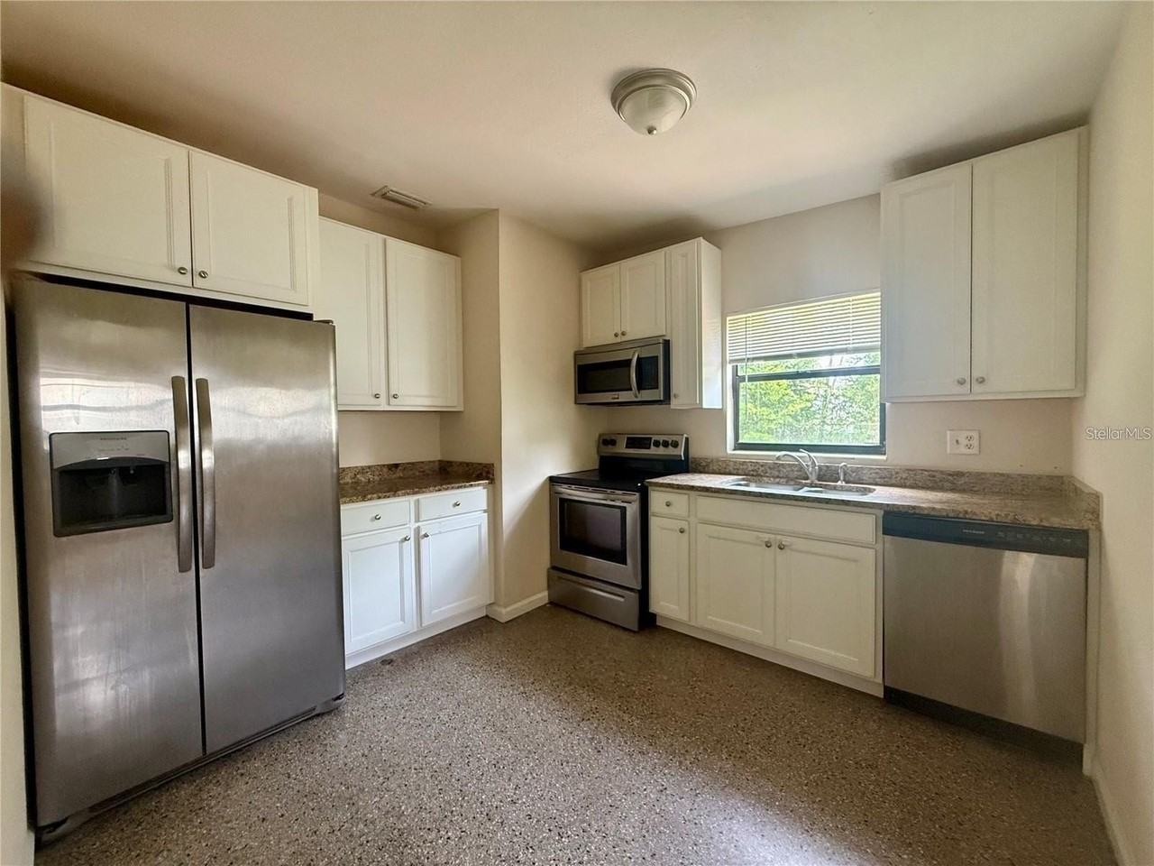 3414 W Oakellar Ave - Photo 2 of 6