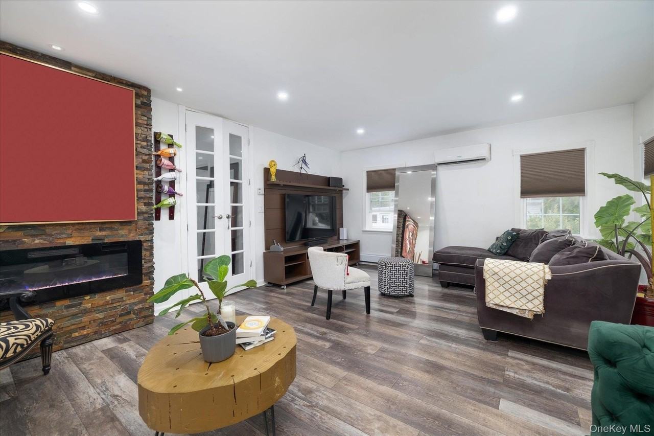 582 Washington Ave - Photo 4 of 24