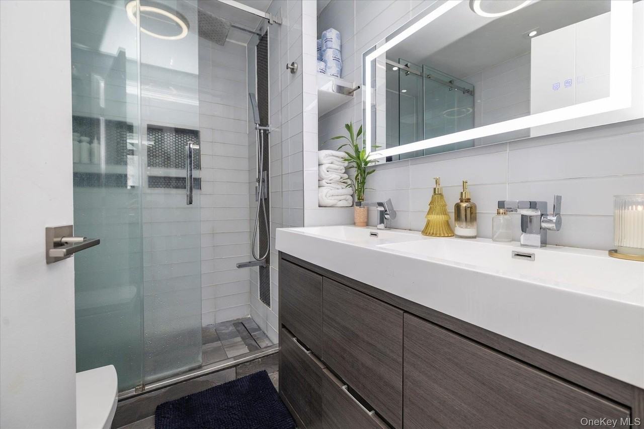 582 Washington Ave - Photo 5 of 24