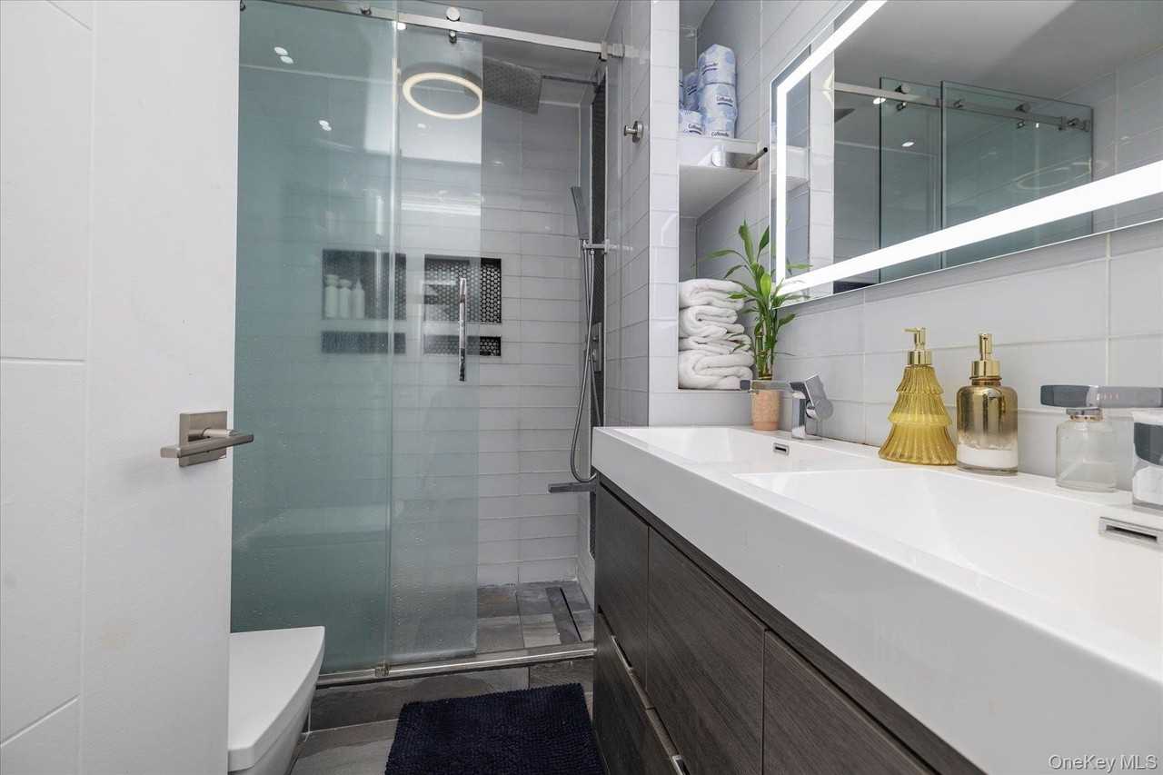 582 Washington Ave - Photo 6 of 24
