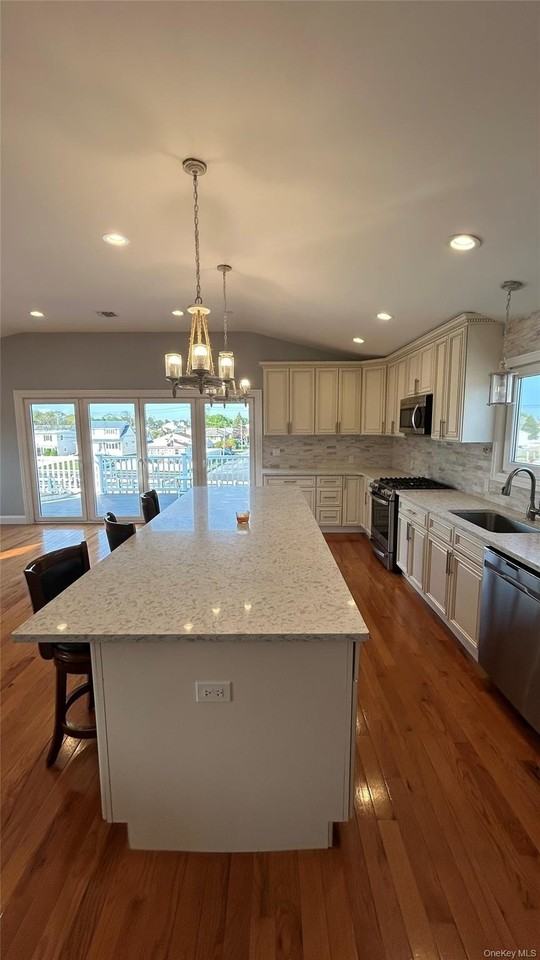 762 Pecan St - Photo 2 of 11