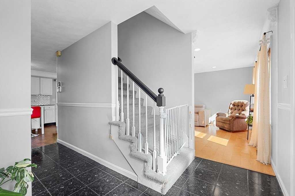 9 Rhodes St - Photo 4 of 33