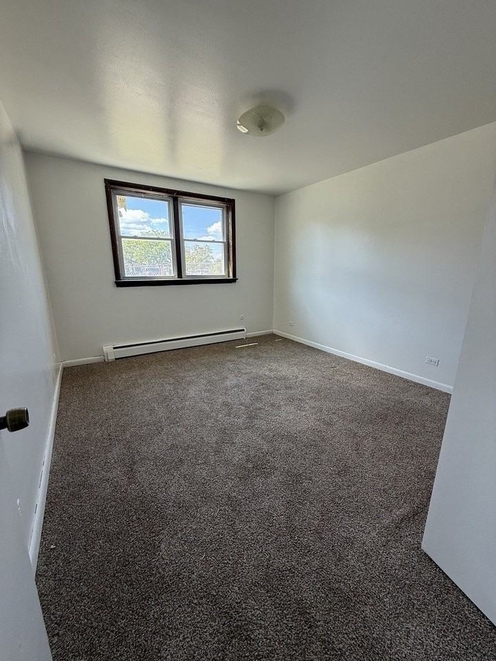 1627 Woodbine Dr #2 - Photo 3 of 5