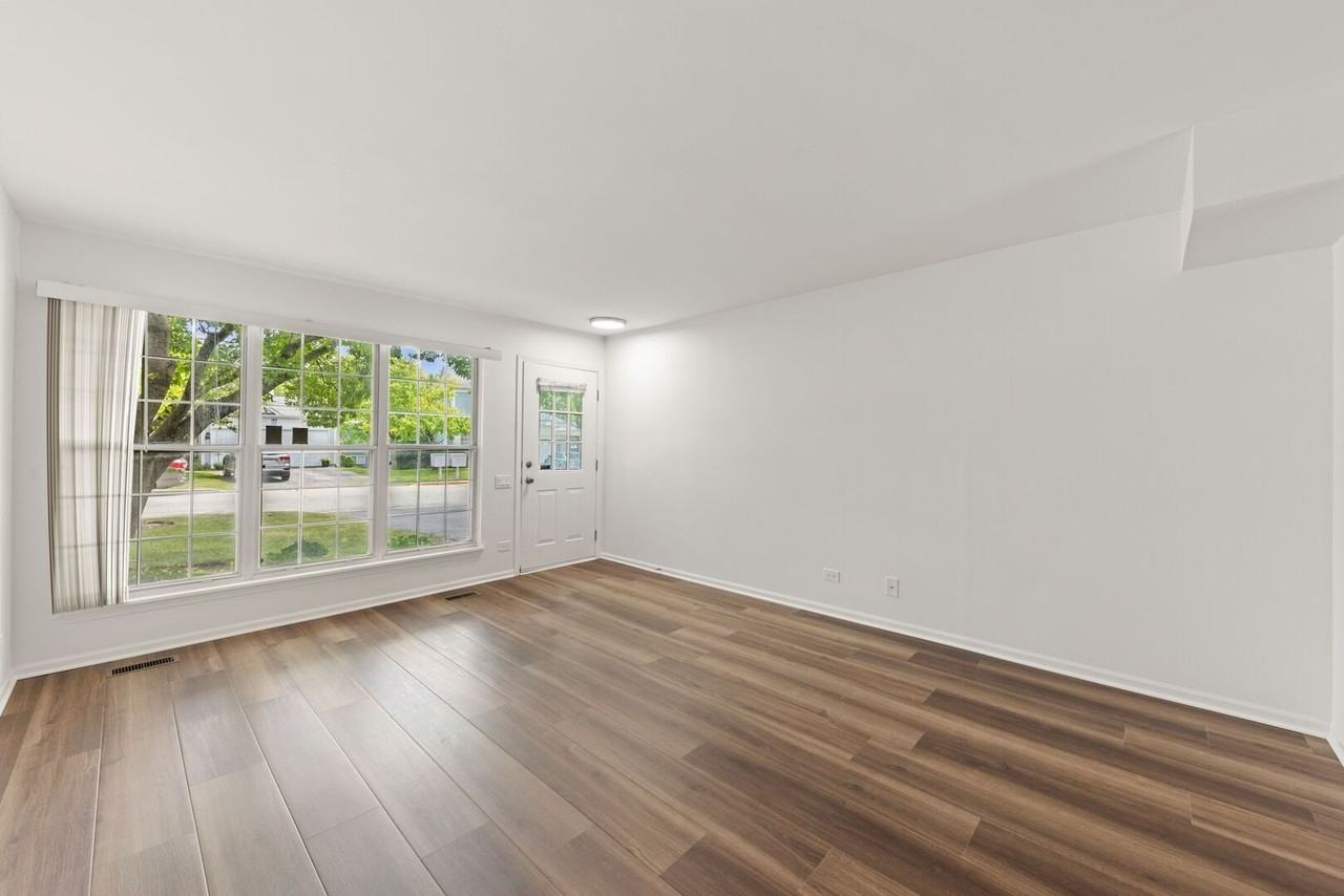 182 Half Moon Cir - Photo 3 of 24