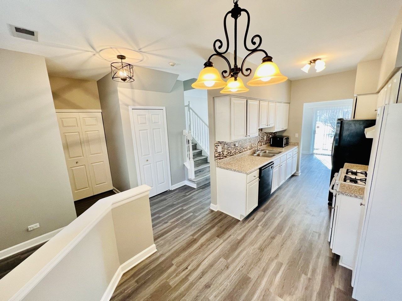 925 Sheridan Cir - Photo 2 of 13