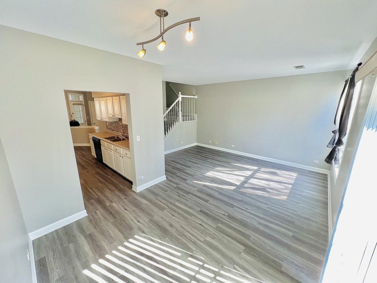 925 Sheridan Cir - Photo 3 of 13