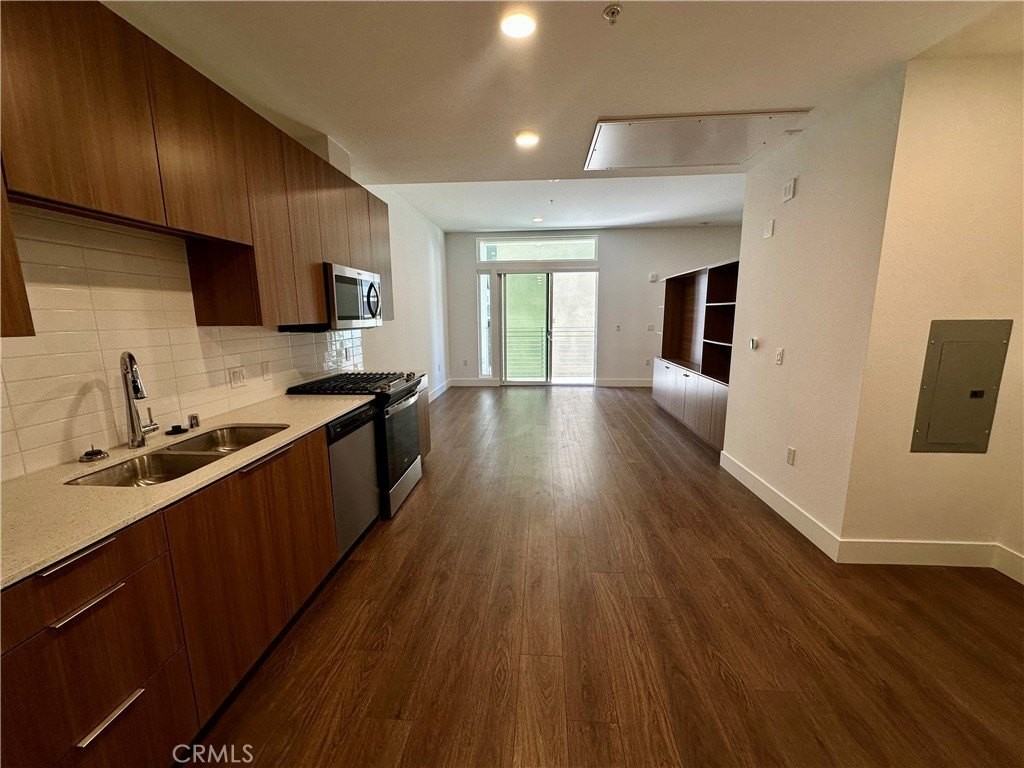 709 E Walnut St - Photo 6 of 21