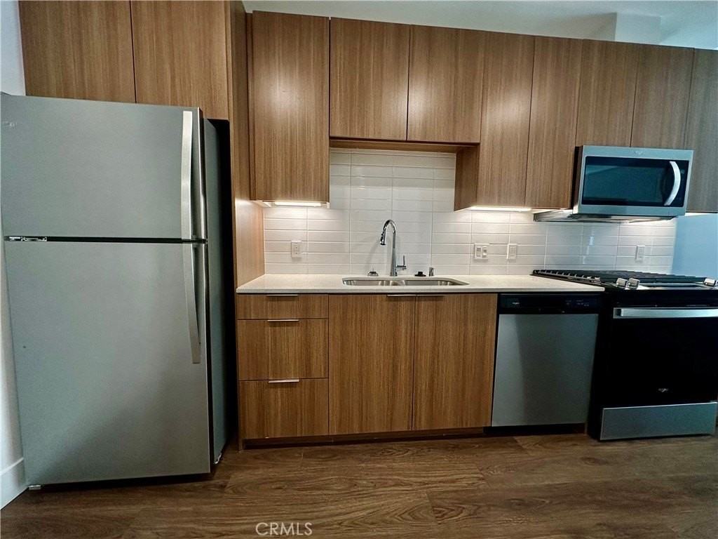 709 E Walnut St - Photo 7 of 21