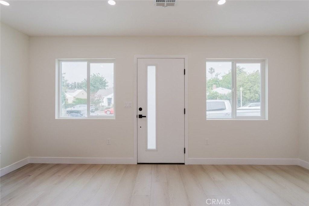 5738 Beck Ave - Photo 4 of 36