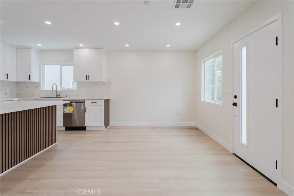 5738 Beck Ave - Photo 5 of 36