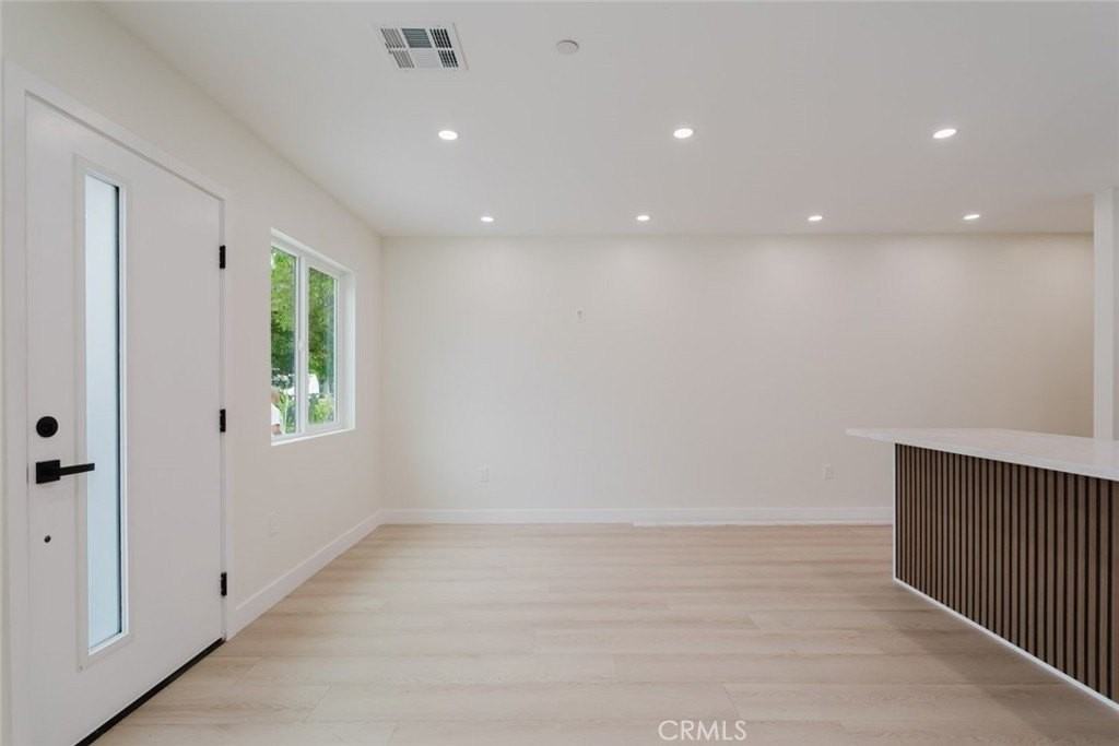 5738 Beck Ave - Photo 6 of 36
