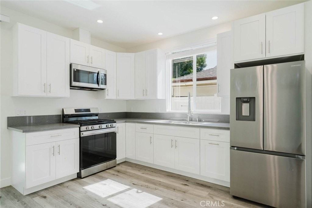 8107 Lemona Ave - Photo 4 of 24