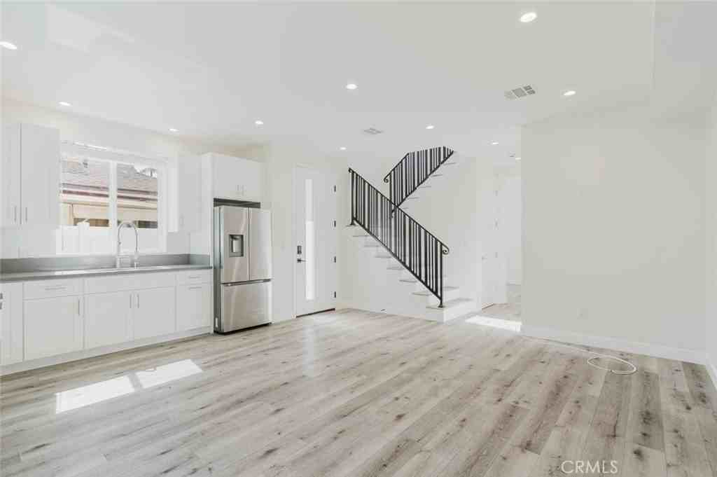 8107 Lemona Ave - Photo 5 of 24
