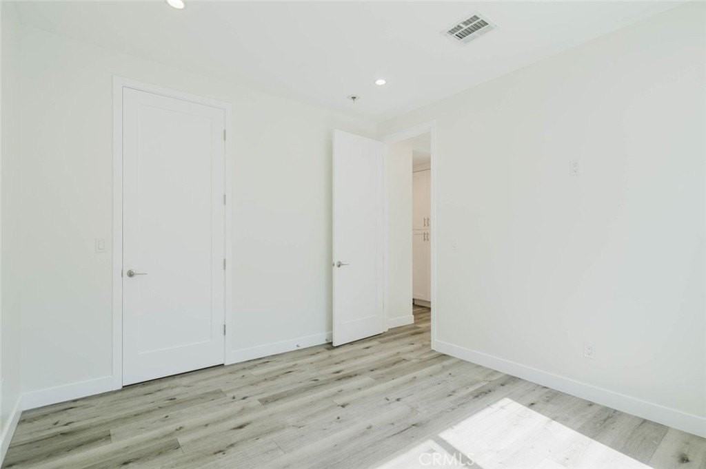 8107 Lemona Ave - Photo 6 of 24