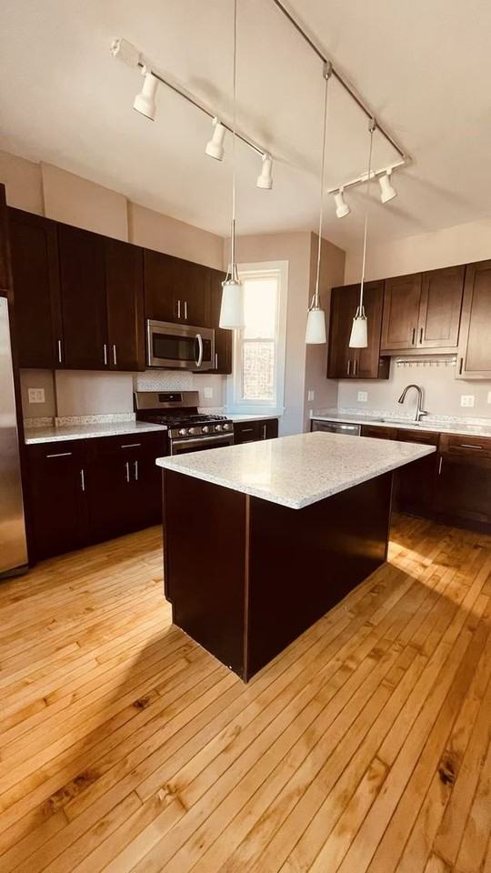 1942 W Irving Park Rd - Photo 5 of 19