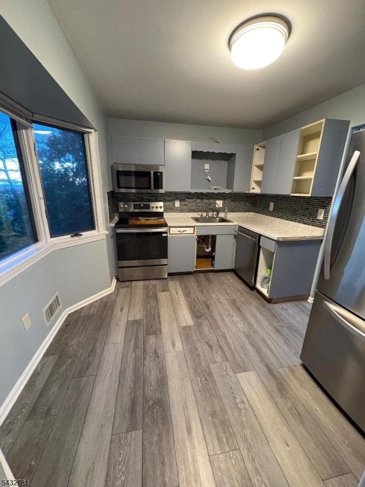 270 Silleck St - Photo 2 of 18