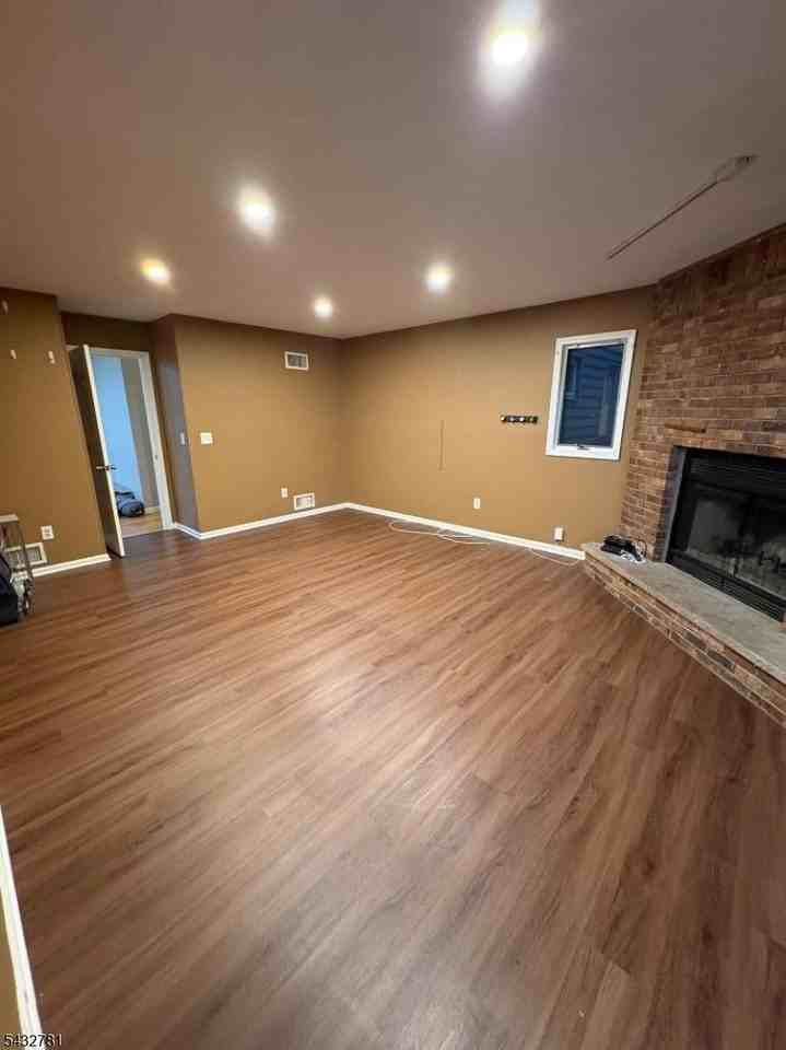 270 Silleck St - Photo 4 of 18