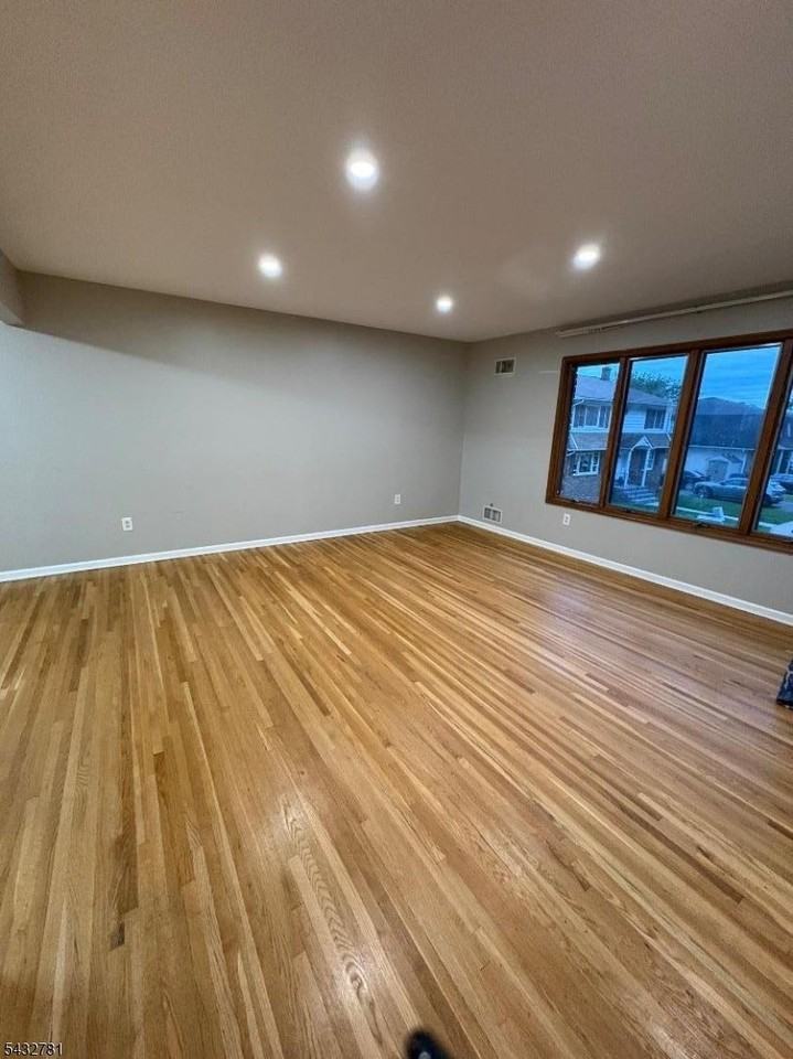 270 Silleck St - Photo 6 of 18