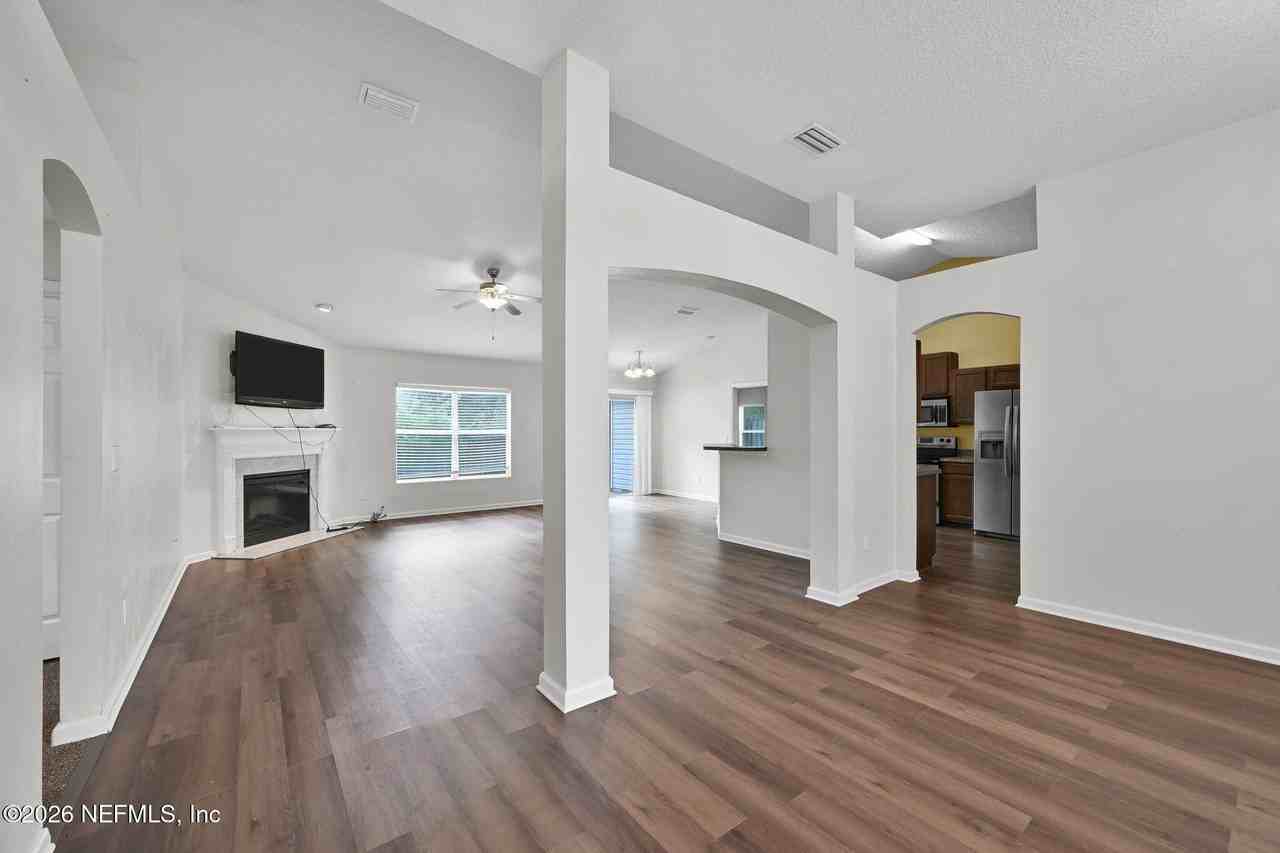 10810 Stanton Hills Dr E - Photo 6 of 34
