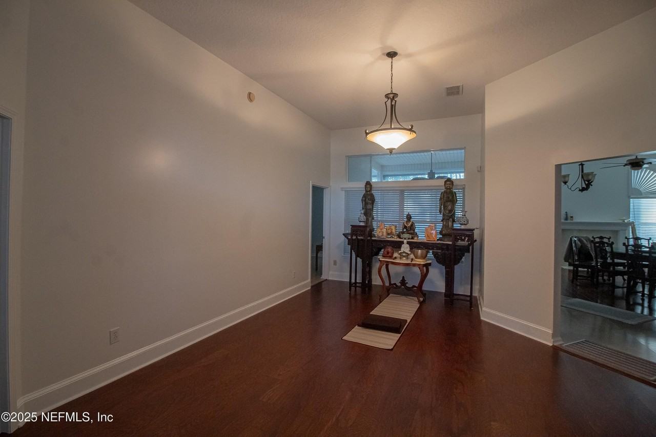 8146 Leafcrest Dr - Photo 4 of 26