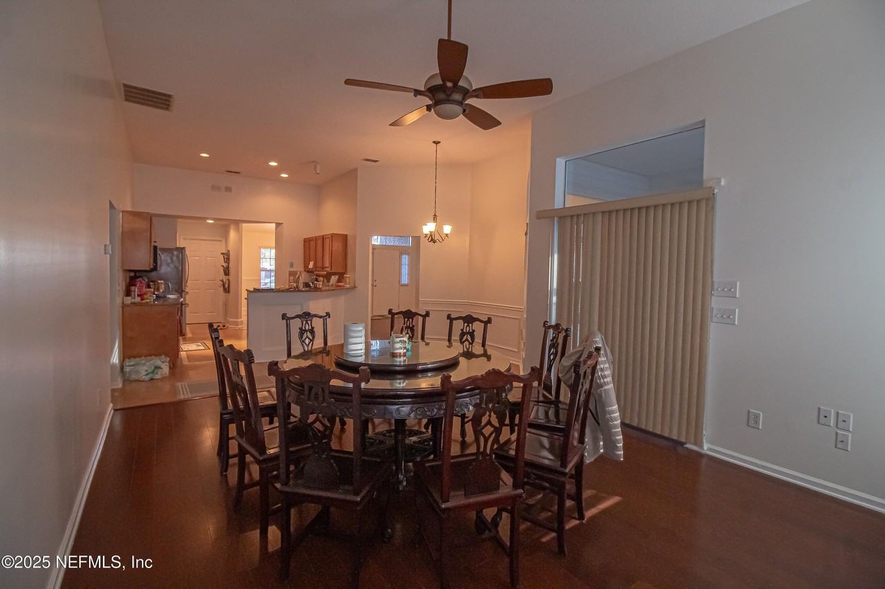 8146 Leafcrest Dr - Photo 7 of 26